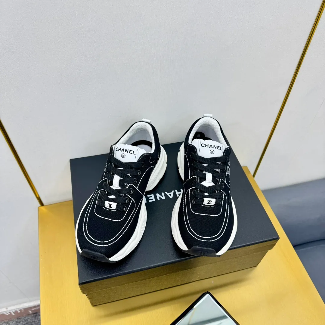 👟👟Ex-factory price 620👟👟 Upgraded version, upgraded version, upgraded version! No rebuttal accepted! ! ! ! Chanel Chanel dad shoes, couples' model for men and women - 2025 top casual sports shoes in the counter. This classic design; the upper is electro-embroidered with various techniques; ❷The inner lining is made of: original Yangli + net ❸The outsole is based on: the original TPU combination outsole. The full set of boutique packaging for women 35–41